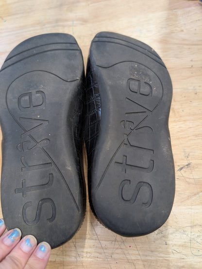 Strive women's sandals 6.5/7