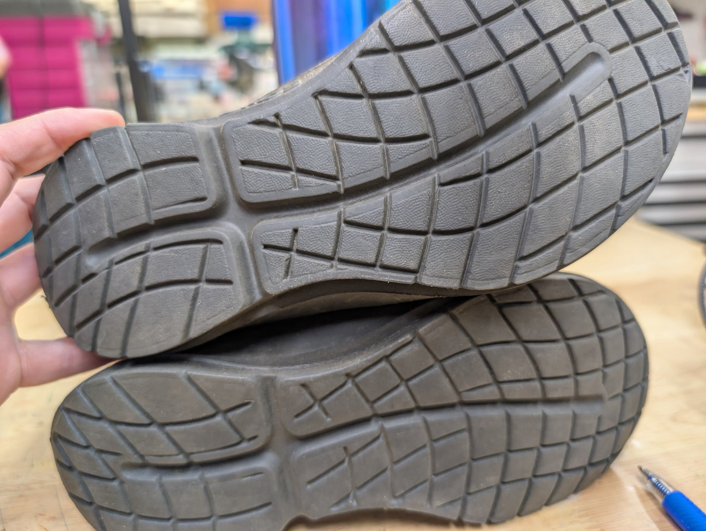 Women's oofos sneakers size 7