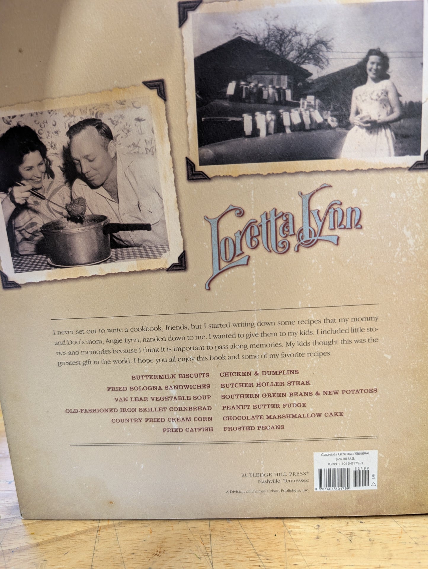 You're Cookin' It Country : My Favorite Recipes and Memories by Loretta Lynn
